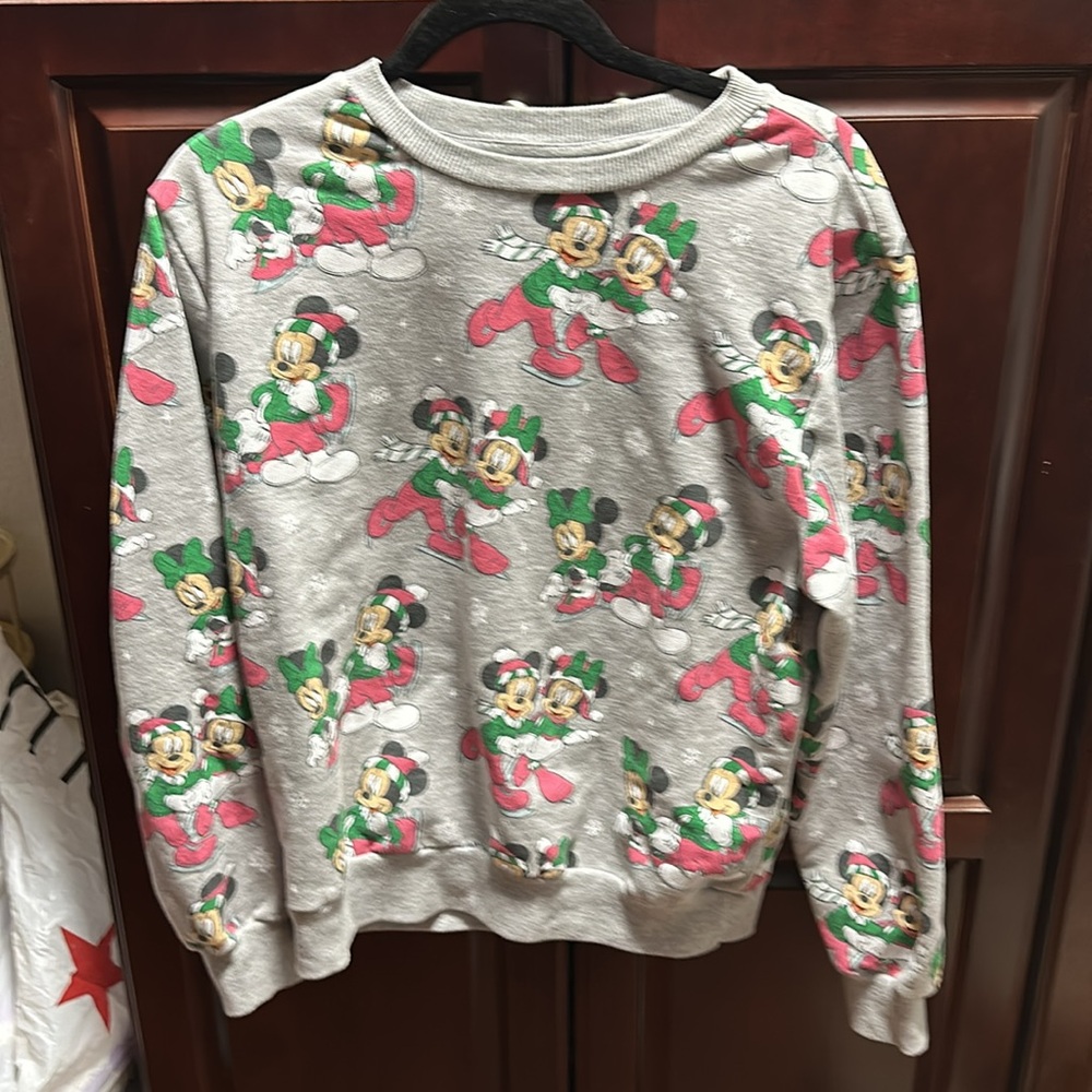 Mickey and Friends Christmas 🎄 Sweatshirt size LG